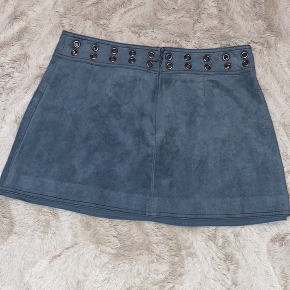 BCBG teal faux suede mini skirt size medium in excellent like new condition - Picture 3 of 12